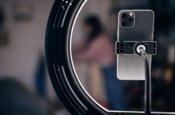 Le marketing d’influence favorise-t-il la surconsommation